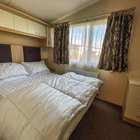 Lovely Caravan With Spacious Decking At North Denes In Suffolk, Ref 40134Nd Lowestoft Luaran gambar