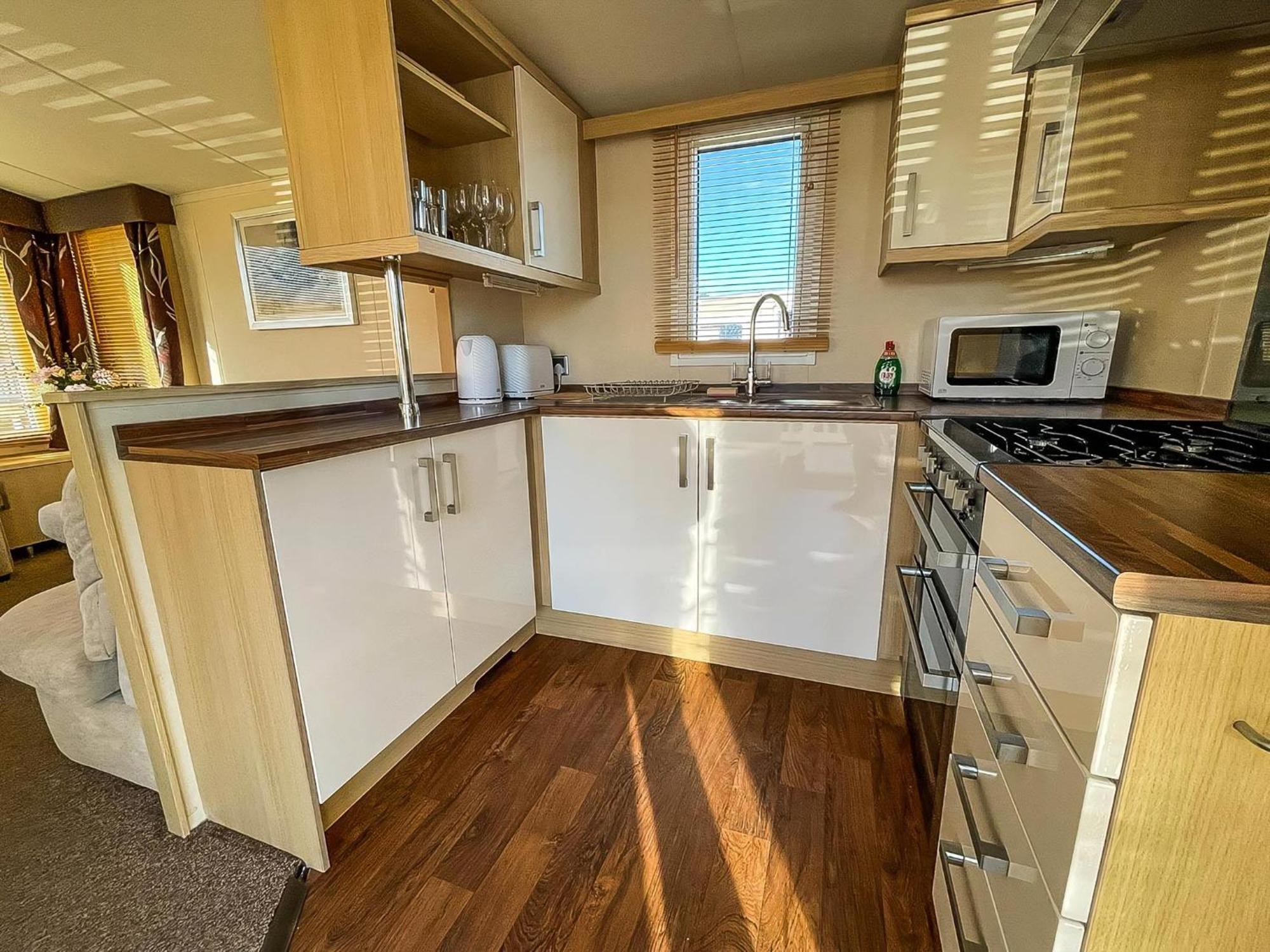 Lovely Caravan With Spacious Decking At North Denes In Suffolk, Ref 40134Nd Lowestoft Luaran gambar