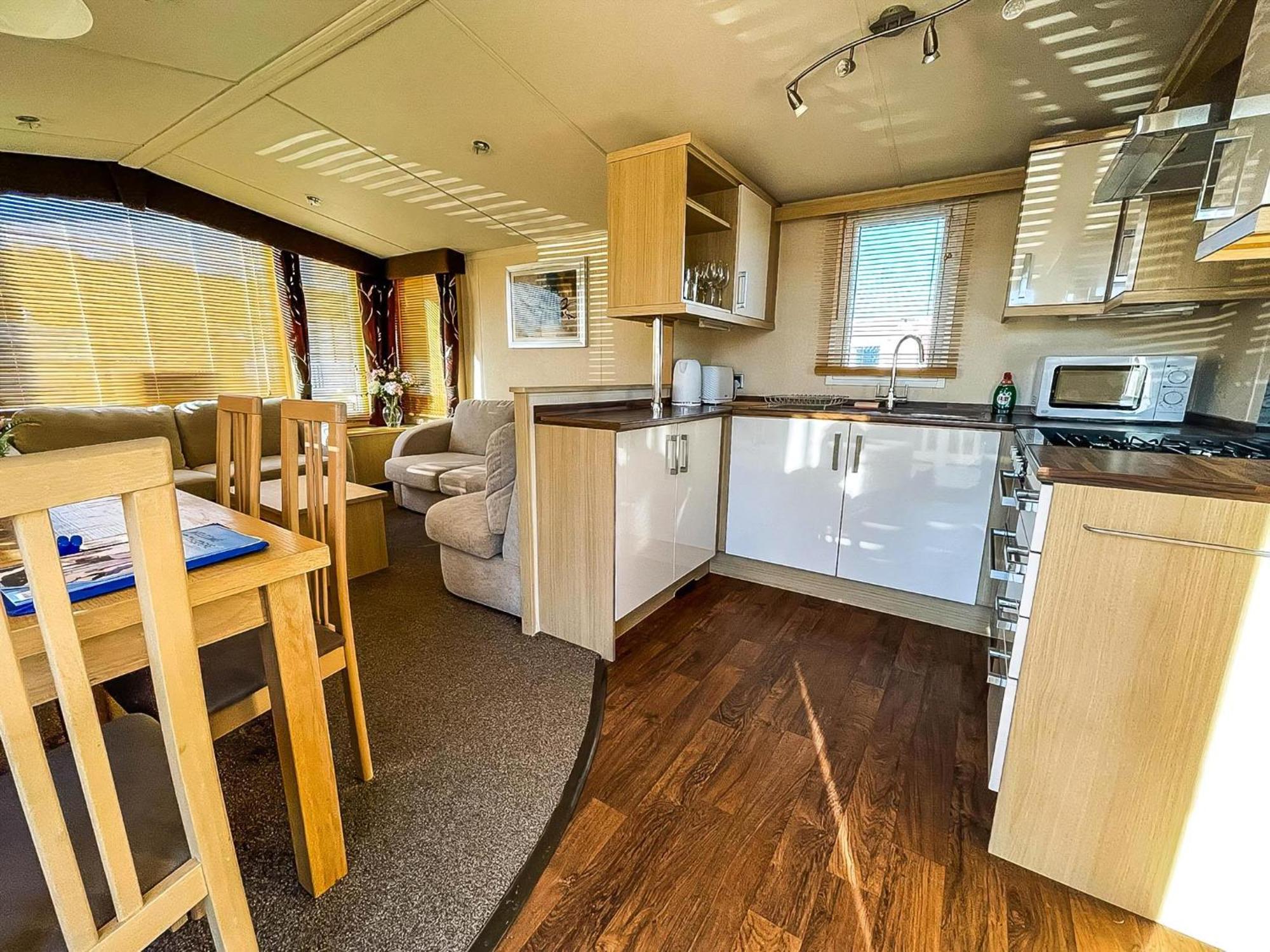 Lovely Caravan With Spacious Decking At North Denes In Suffolk, Ref 40134Nd Lowestoft Luaran gambar