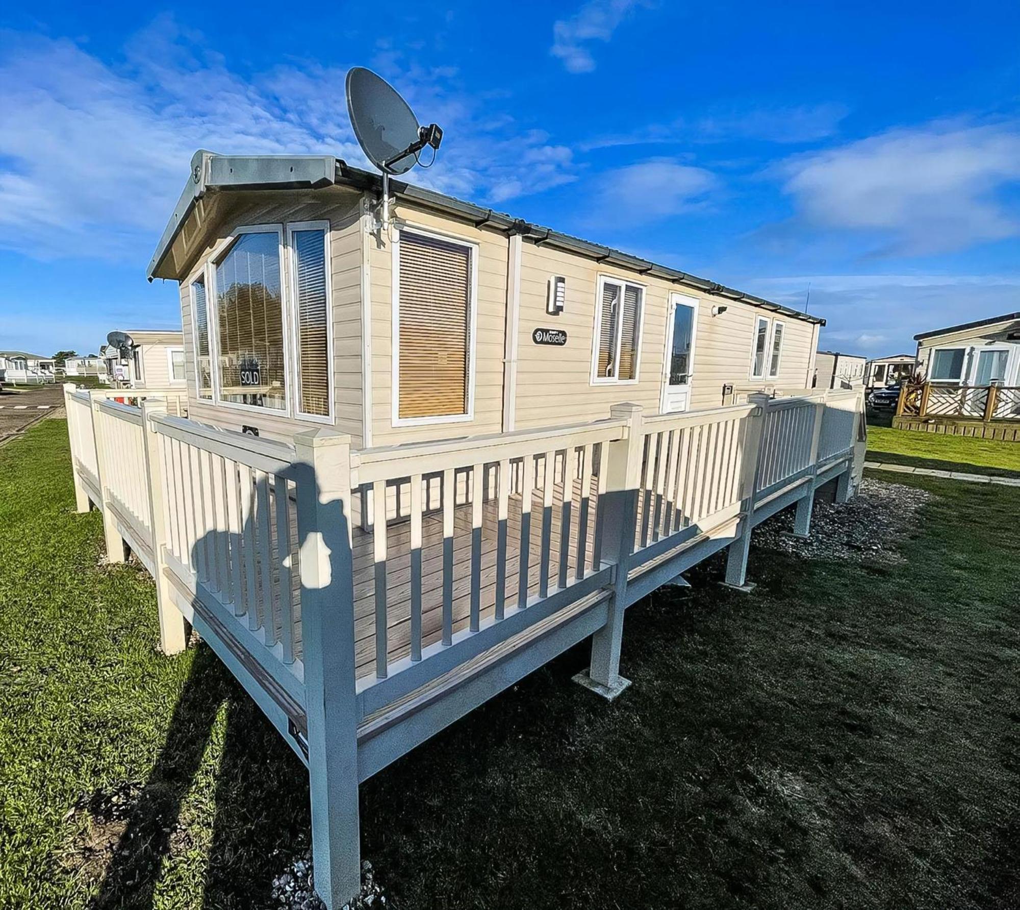 Lovely Caravan With Spacious Decking At North Denes In Suffolk, Ref 40134Nd Lowestoft Luaran gambar